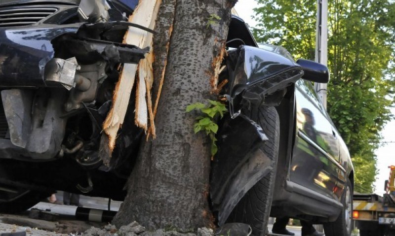 Жена се заби в дърво с колата си, 7-годишната й дъщеря пострада