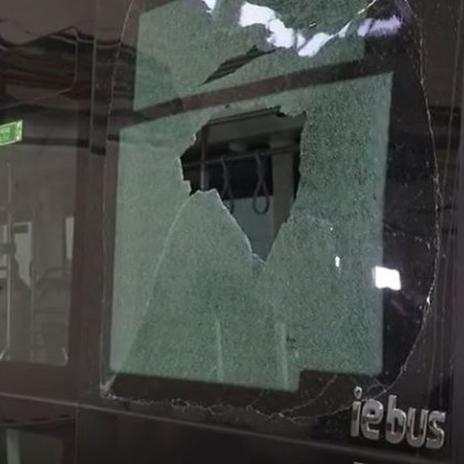 Три непълнолетни момчета потрошиха с камъни стъклата на градски автобус