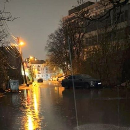Улица в София остана дълбоко под вода след продължителните валежи