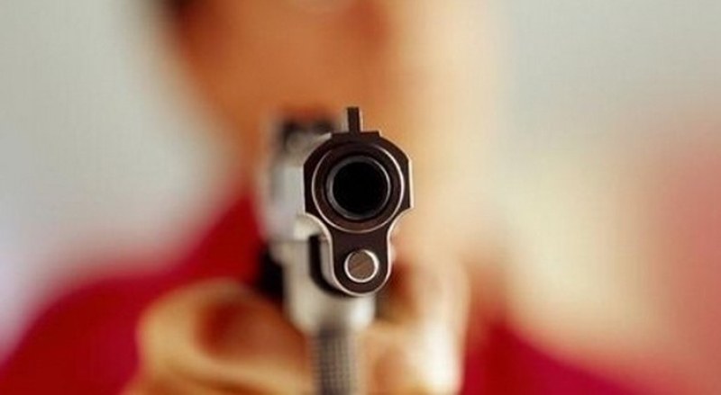 Пенсионер заплаши съседа си с пистолет