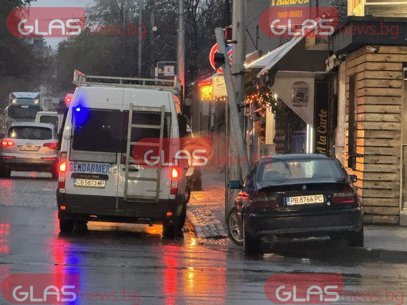 Катастрофа на основно кръстовище в Пловдив заради неработещ светофар СНИМКИ