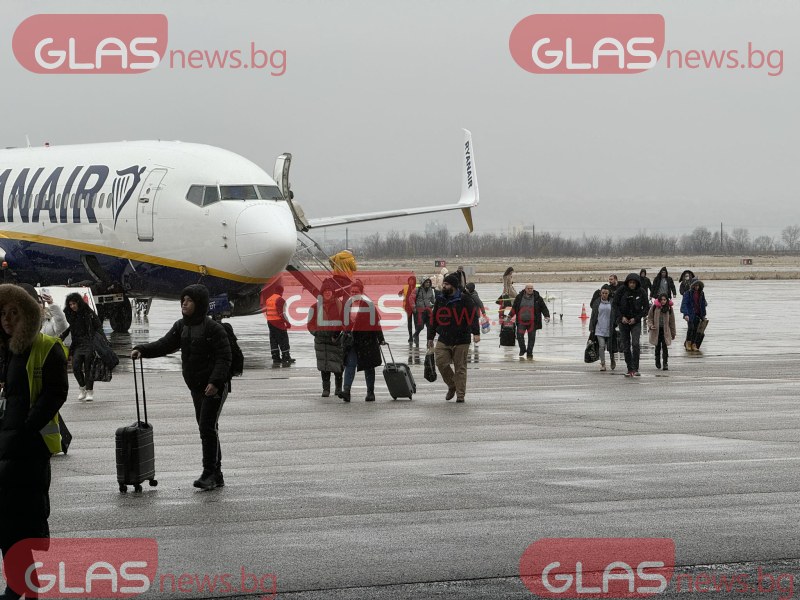 Кацна първи полет по нова авиолиния до Пловдив ВИДЕО