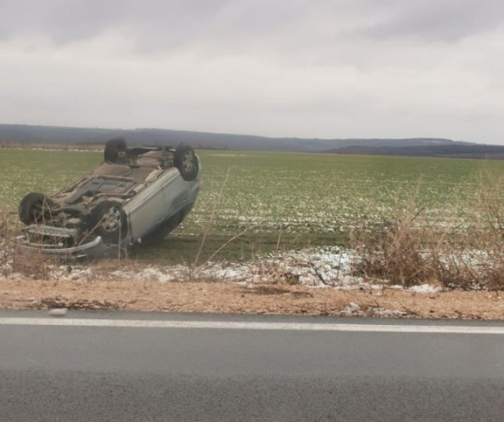 Шофьор е катастрофирал днес край Варна. За произшествието сигнализира шофьор.Кола