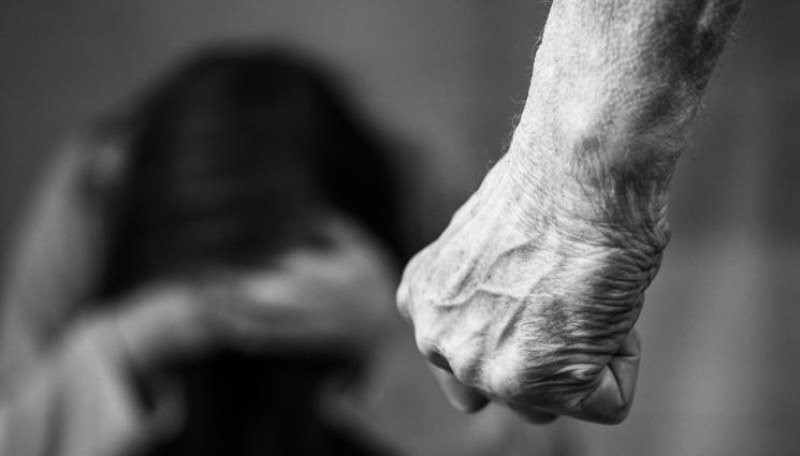 Мъж преби жестоко съпругата си, в болница е