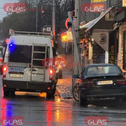 БМВ се удари в стълб на кръстовището на бул Васил