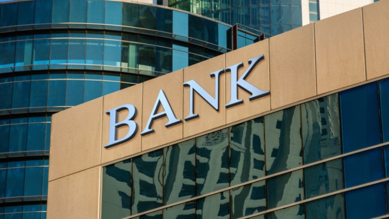 Предпразнично: Банки увеличават таксите си