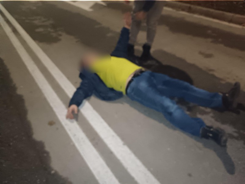 Странна нощ: Мъж се клатушка по булевард, друг лежи на земята
