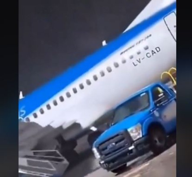 Буря премести кацнал самолет в Аржентина  ВИДЕО