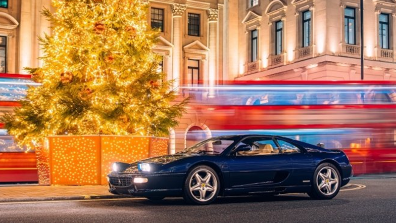 Суперавтомобил Ferrari F355 от 1995 г. е пуснат за продажба във Великобритания. Колата