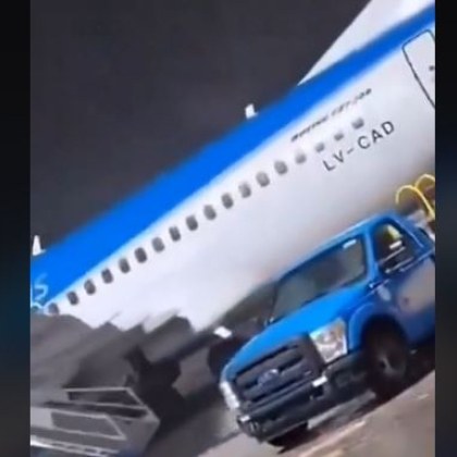 Силна буря премести кацнал самолет който се блъсна в  пътническа