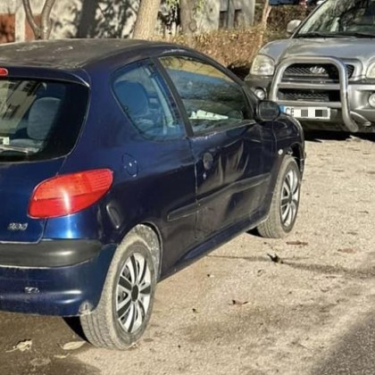 Лек автомобил удари паркирана кола в Пловдив Инцидентът е станал