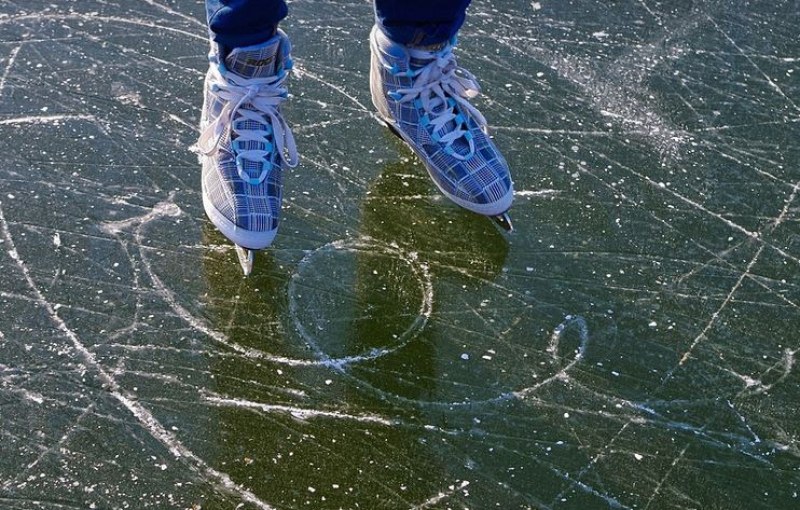 12-годишна състезателка по фигурно пързаляне излезе на леда със спукани