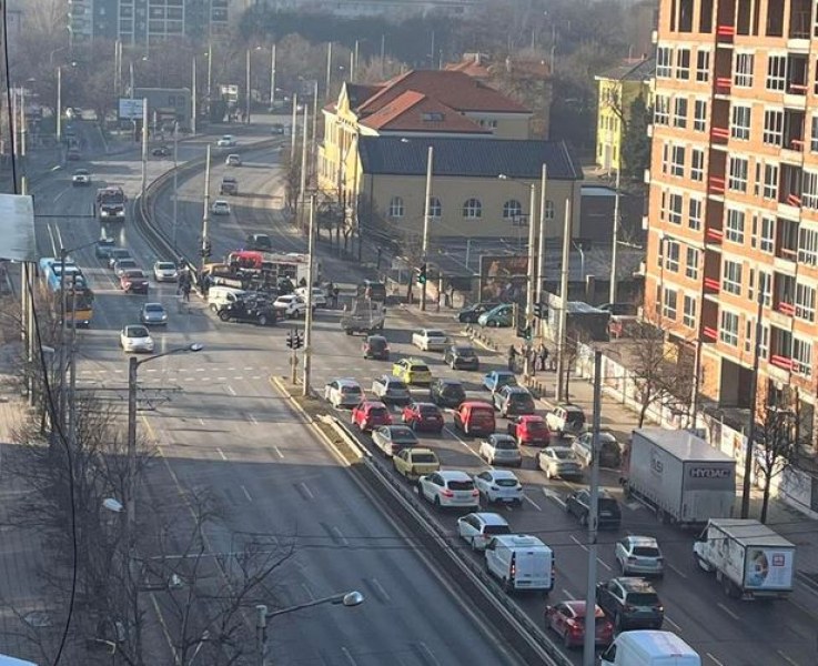Катастрофа блокира възлово кръстовище, пристигнаха пожарникари СНИМКА