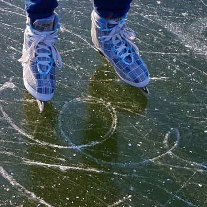 12 годишна състезателка по фигурно пързаляне излезе на леда със спукани