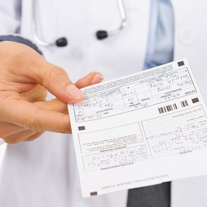 От днес лекарите могат да изписват антибиотик и на хартиена