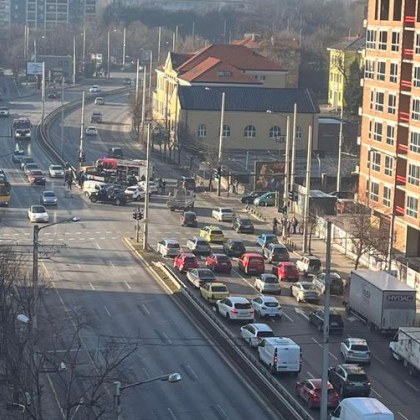 Пътен инцидент затруднява движението на възлово кръстовище в София За