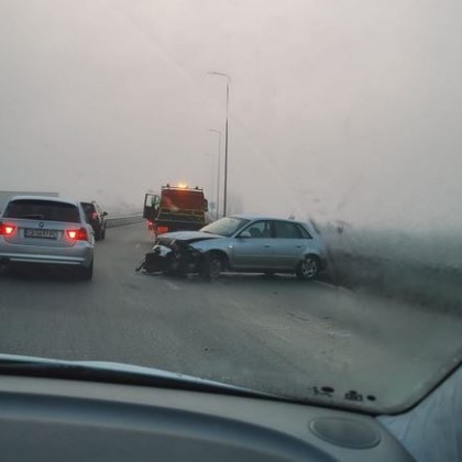 Катастрофи в столицата Лек автомобил е претърпял инцидент на Ботевградско шосе