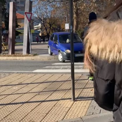 Шофьорските изпълнения нямат край Водач на Опел изуми пешеходци с