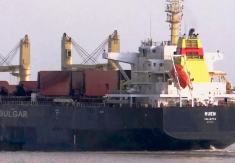 Търговски кораб, плаващ покрай бреговете на Сомалия, е бил отвлечен