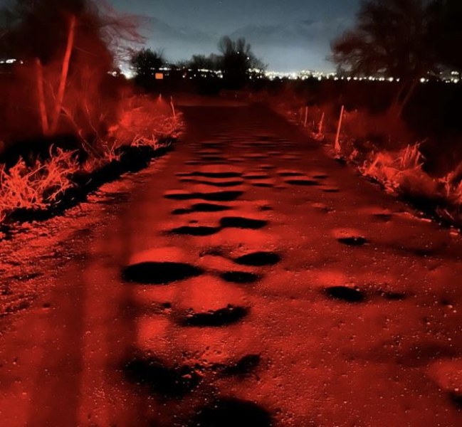 Път в Карловско прилича на лунен пейзаж. Трябва ли да стане беля? СНИМКИ