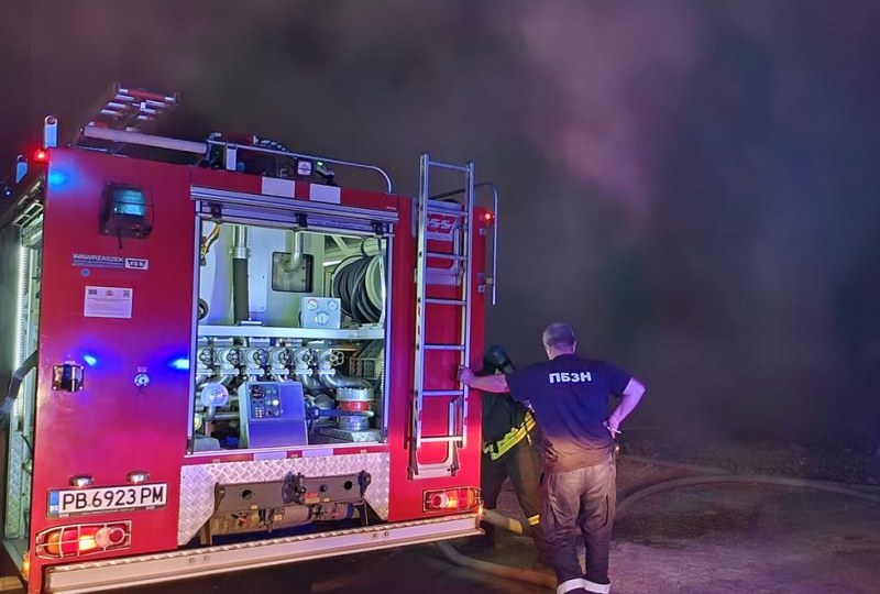 Пожар изпепели дом в София, мъж бере душа