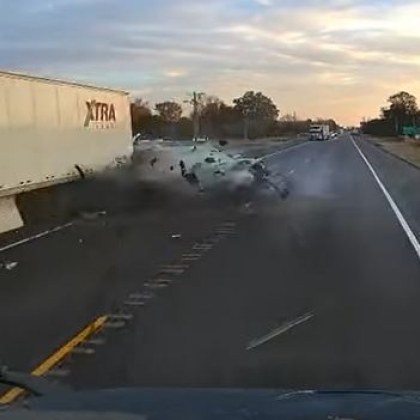 Видеорегистратор на шофьор на камион засне тежка катастрофа причинена от