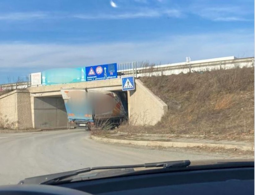 Камион заседна под мост в София СНИМКА