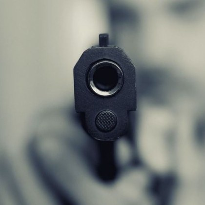 Спипаха мъж с незаконен пистолет в Пловдивско Служители от РУ Раковски иззеха