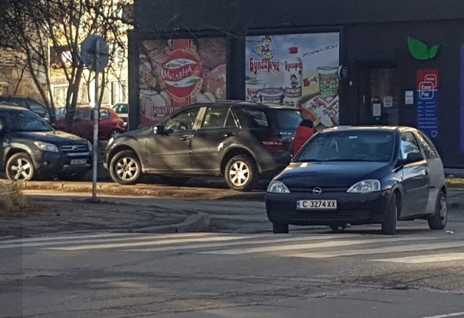 Паркирането из София е трудна задача, а ежедневно водачите блесват