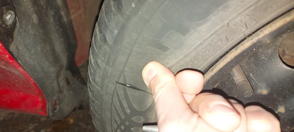 Софиянец завари колата си със срязана гума: Пречеше ли?