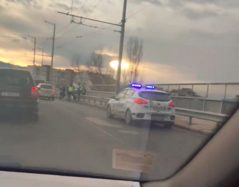 Блъснаха велосипедист на надлез в Пловдив, има линейка  СНИМКИ