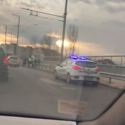 Блъснаха велосипедист на надлез в Пловдив, има линейка СНИМКИ