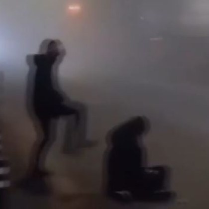 Гавра! Деца пребиха паднала жена, заснеха ВИДЕО