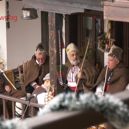 Коледари от карловското село Дъбене пресъздадоха ритуала Коледуване при който