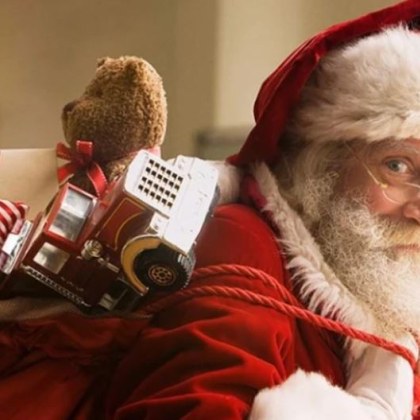 Професионалист в катеренето облечен като Дядо Коледа падна от 24 тия