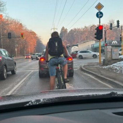 Мъж по потник и къси гащи втрещи замръзнали столичани