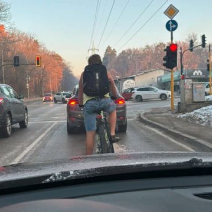 Велосипедист с лятно облекло стъписа столични шофьори Мъж е заснет по