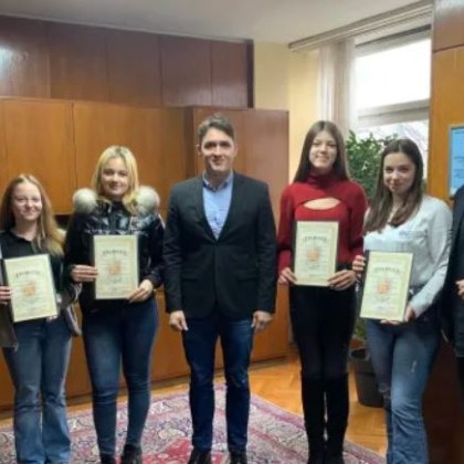 Пет 18 годишни момичета от Бургас върнаха вярата в доброто у жена