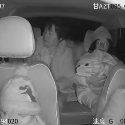 Шофьор на такси приюти деца в колата си след смъртоносното земетресение в Китай ВИДЕО