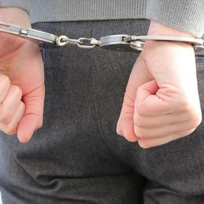 Трима служители в община Булкиза Централна Албания бяха арестувани от