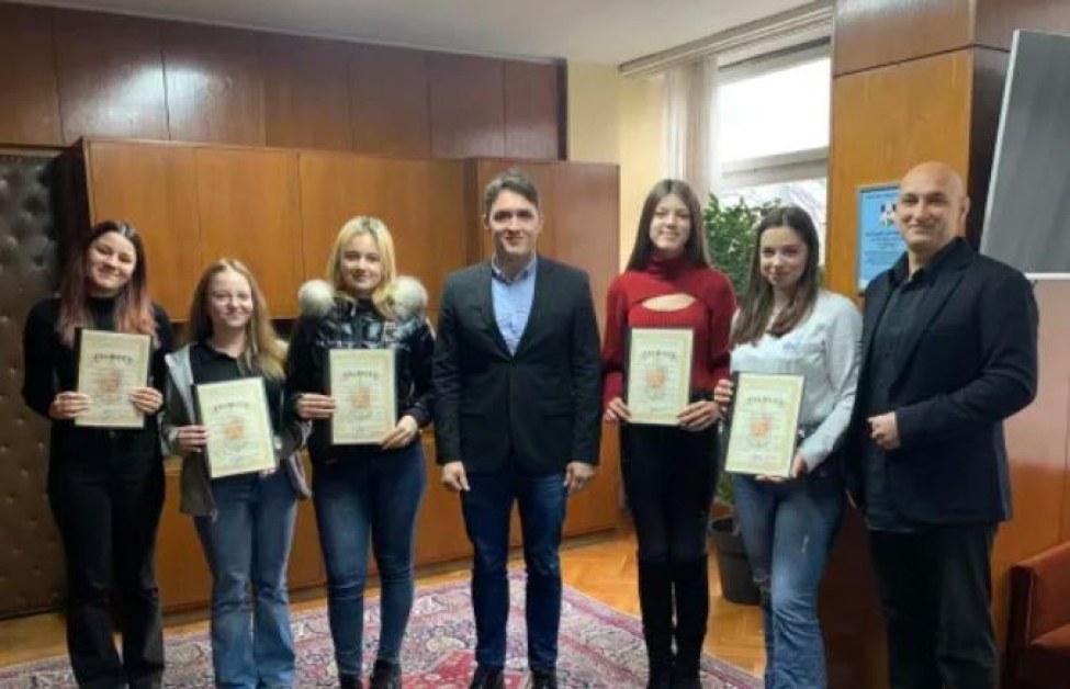 Пет 18-годишни момичета от Бургас върнаха вярата в доброто у жена,