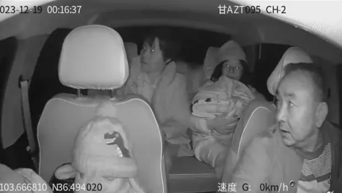 Шофьор на такси приюти деца в колата си след смъртоносното земетресение в Китай ВИДЕО