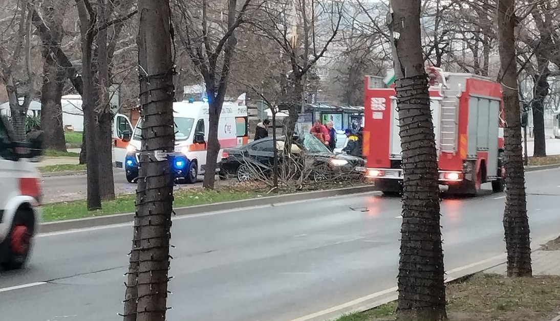 Катастрофа във Варна, две пожарни пристигнаха СНИМКИ