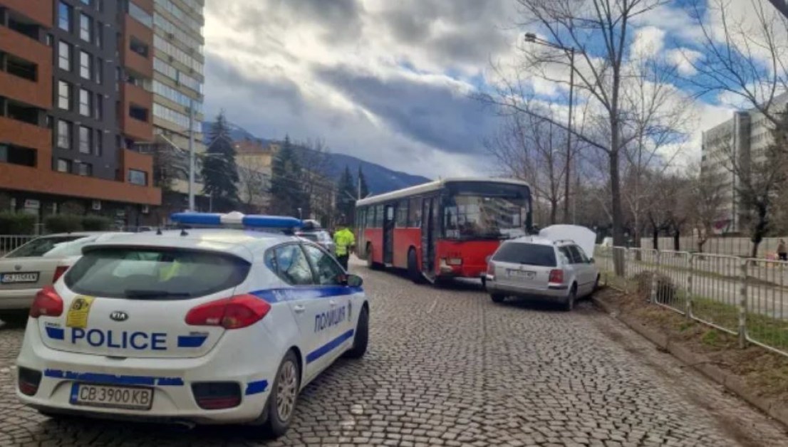 Кола и рейс се блъснаха в София, откараха двама души в болница