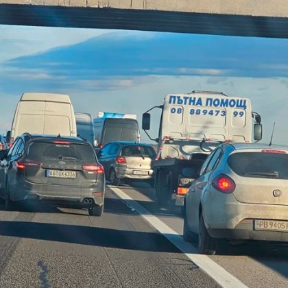 Над 15 км е задръстването на АМ "Тракия", тарикати запушват аварийната