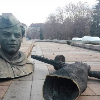 Демонтираните бронзови фигури от монумента Паметник на съветската армия се