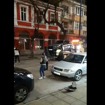 Катастрофа между три коли затруднява движението на бул България в