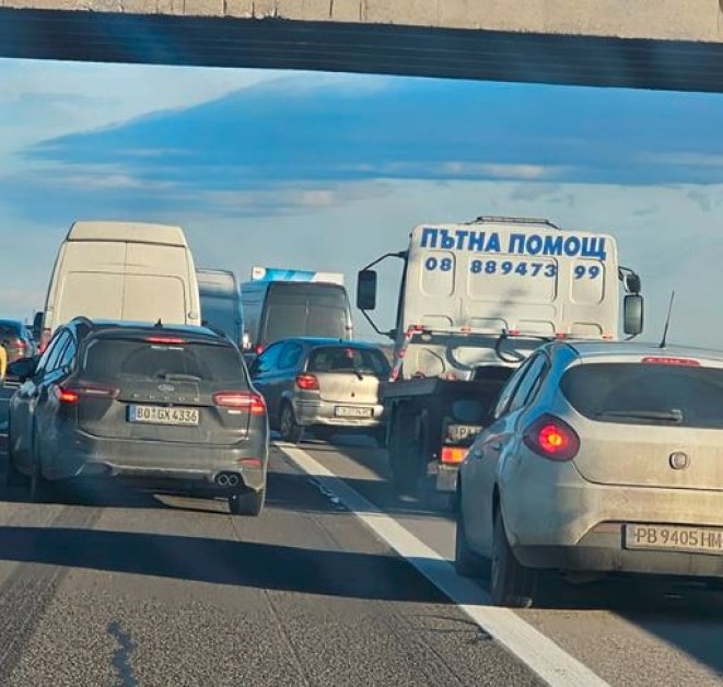 Задръстването на магистрала Тракия край Пазарджик, в посока Бургас, е