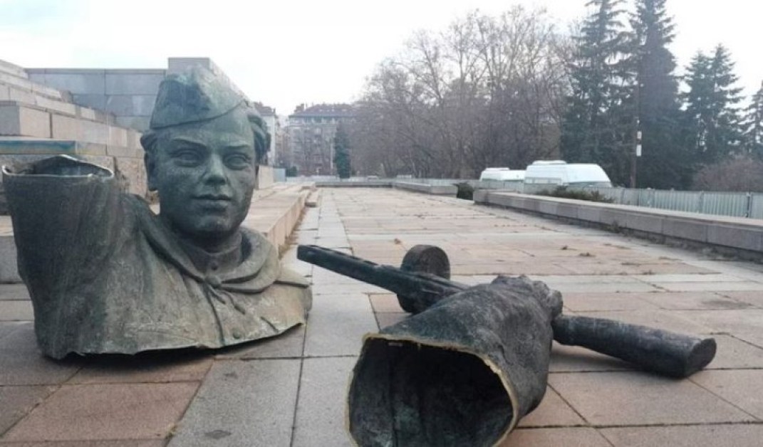 Транспортират частите на Паметника на съветската армия за съхранение
