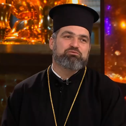 Свещеник отговаря на въпроси на вярващи в TikTok Ириней Митов може